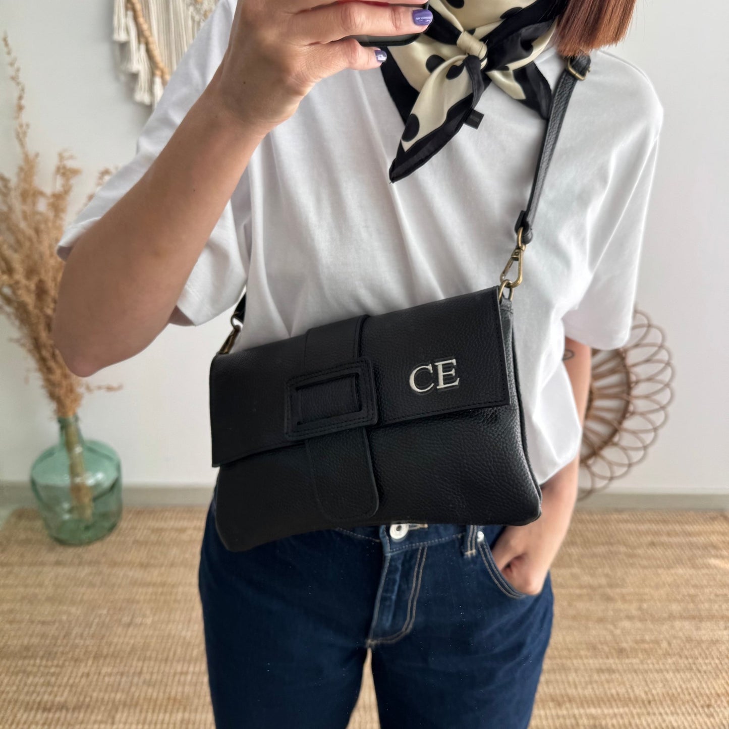 Bolso piel bandolera negro solapa personalizado iniciales bordadas - Bubbleshopbcn