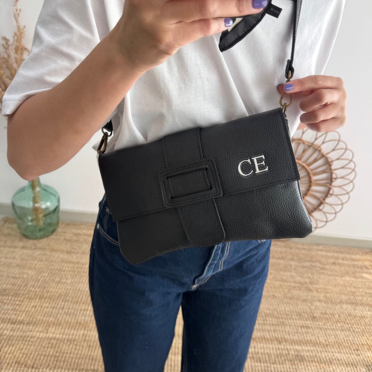 Bolso piel bandolera negro solapa personalizado iniciales bordadas - Bubbleshopbcn