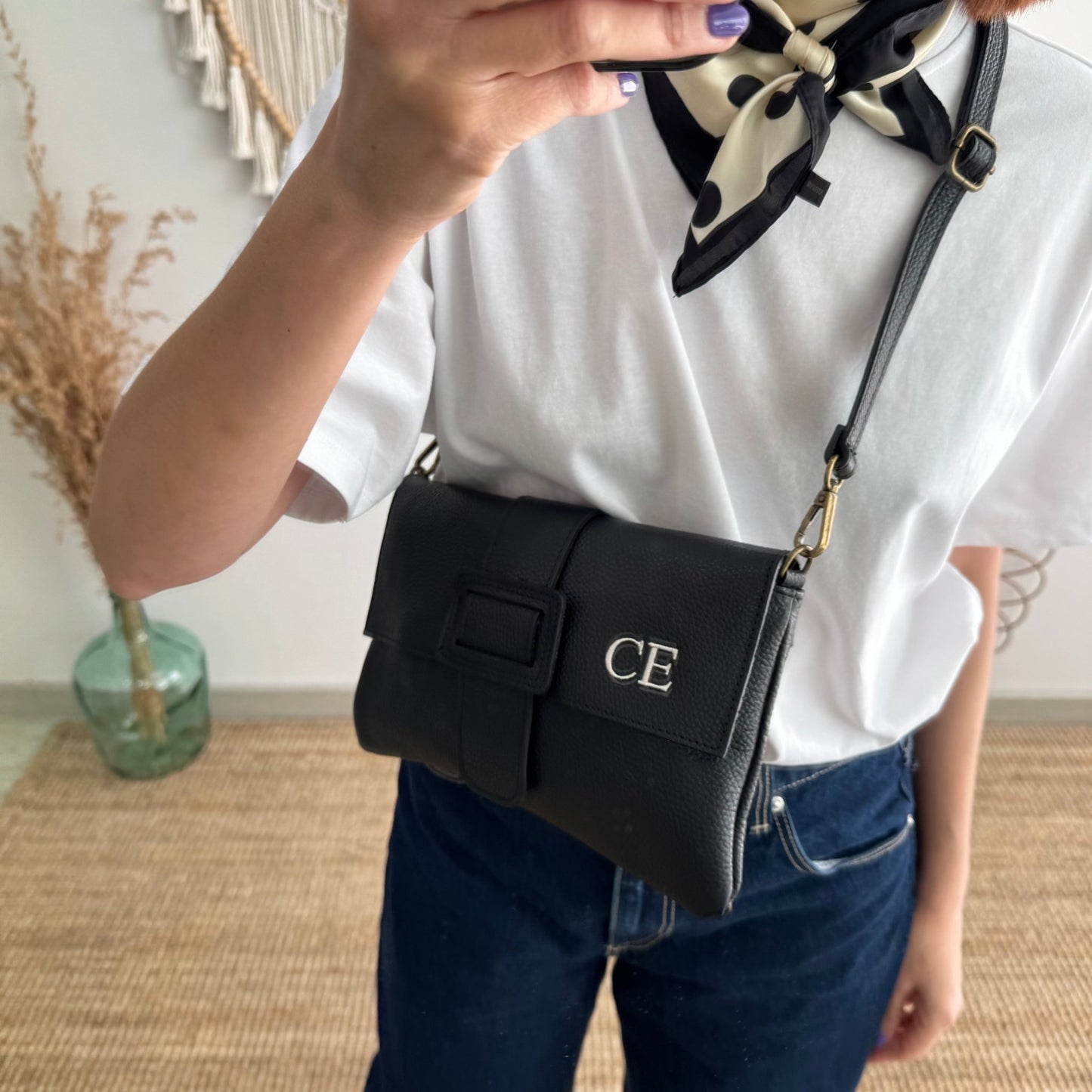 Bolso piel bandolera negro solapa personalizado iniciales bordadas - Bubbleshopbcn