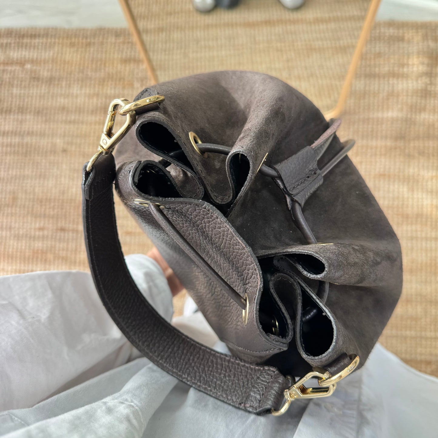 Bolso bucket serraje y piel marrón grande pompón iniciales bordadas