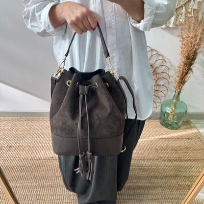 Bolso bucket serraje y piel marrón grande pompón iniciales bordadas