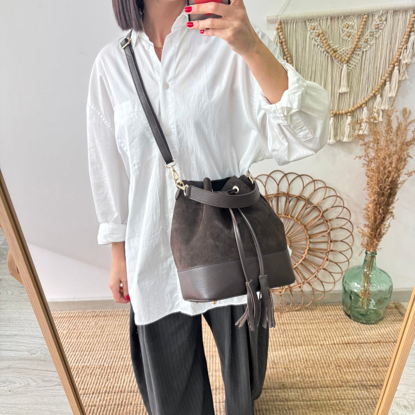 Bolso bucket serraje y piel marrón grande pompón iniciales bordadas