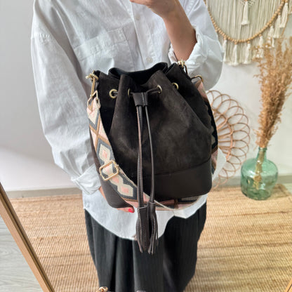 Bolso bucket serraje y piel marrón grande pompón iniciales bordadas