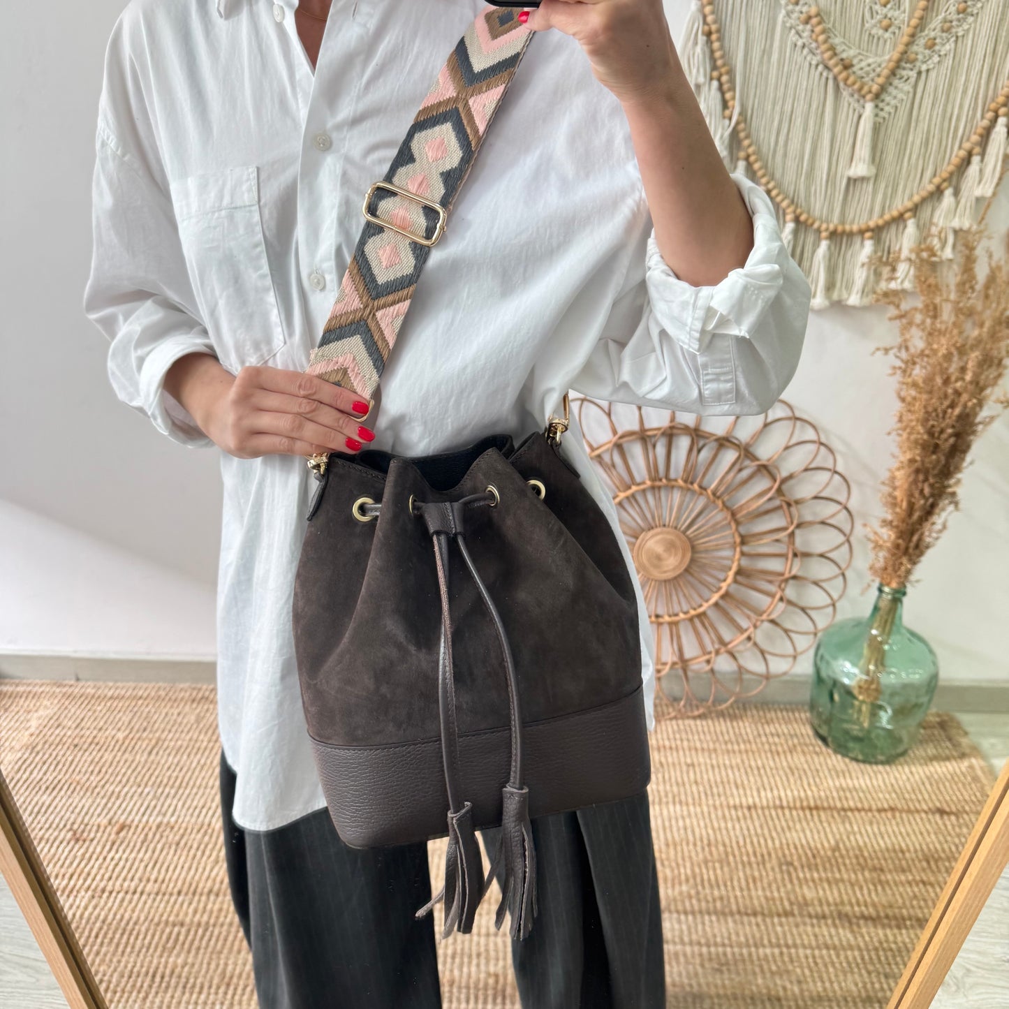 Bolso bucket serraje y piel marrón grande pompón iniciales bordadas