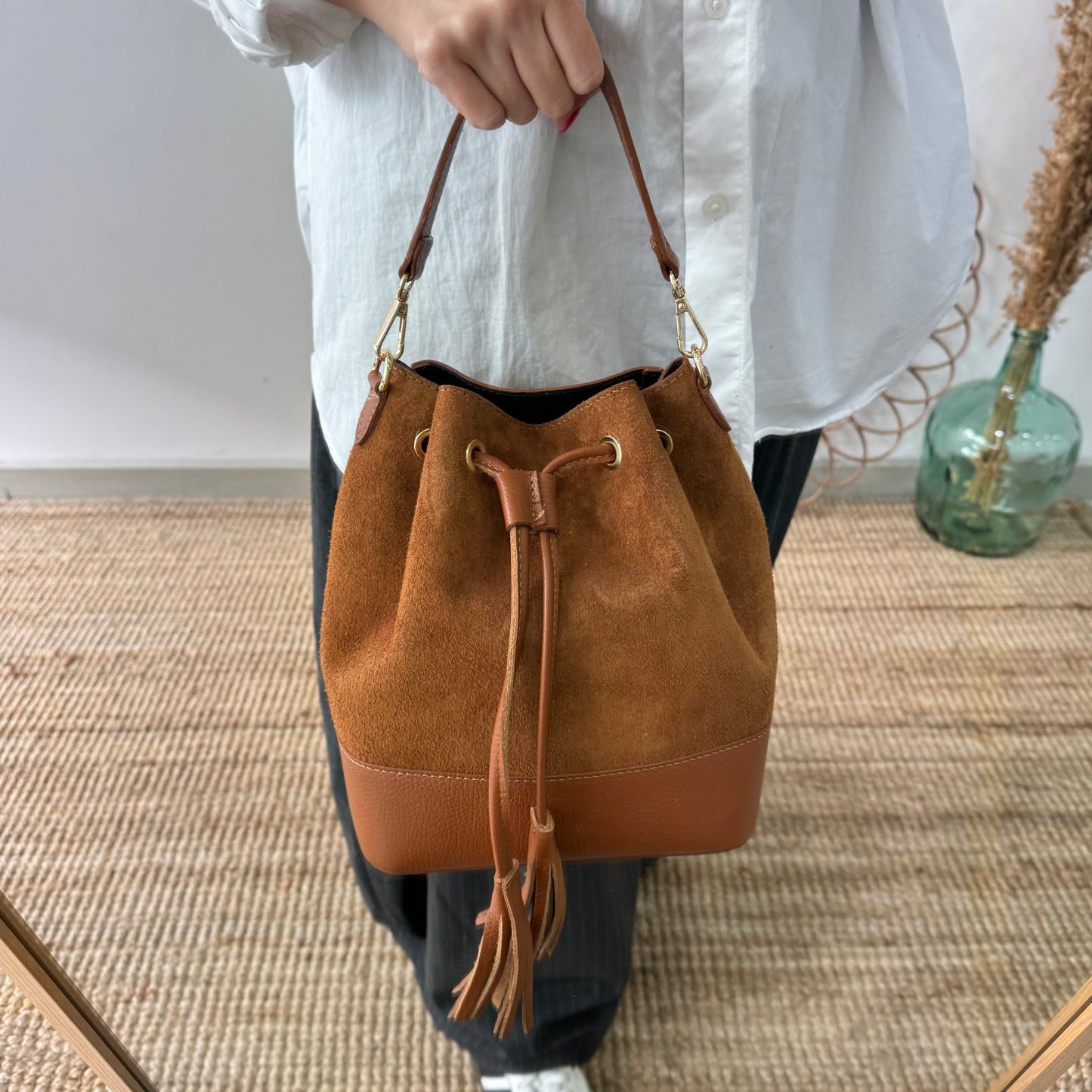 Bolso bucket serraje y piel camel grande pompón iniciales bordadas