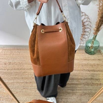 Bolso bucket serraje y piel camel grande pompón iniciales bordadas