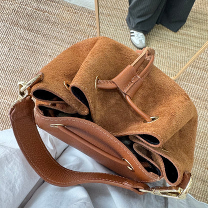 Bolso bucket serraje y piel camel grande pompón iniciales bordadas