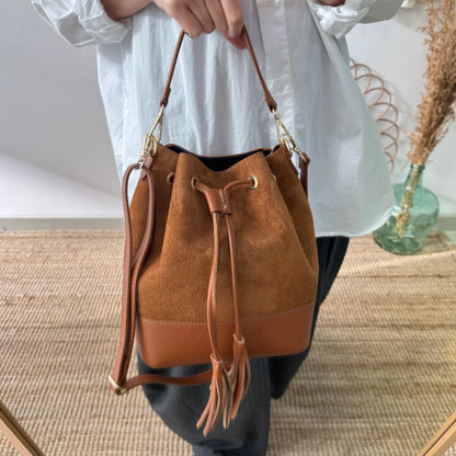 Bolso bucket serraje y piel camel grande pompón iniciales bordadas