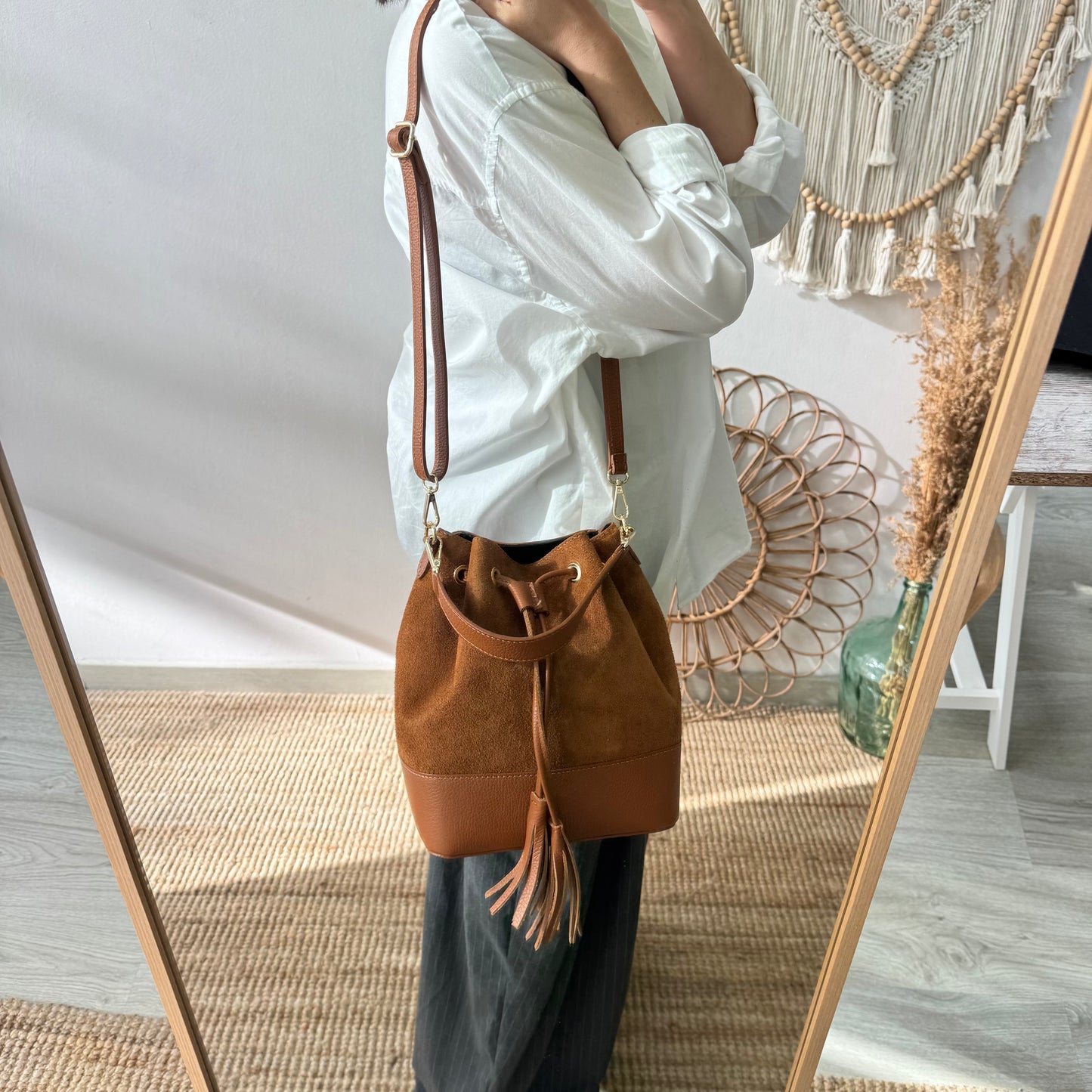 Bolso bucket serraje y piel camel grande pompón iniciales bordadas