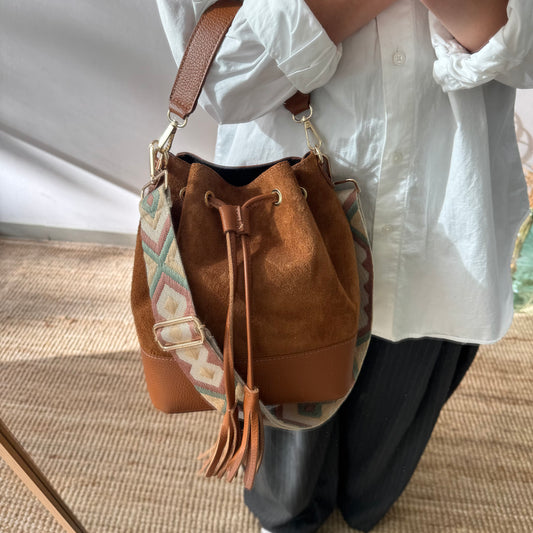 Bolso bucket serraje y piel camel grande pompón iniciales bordadas