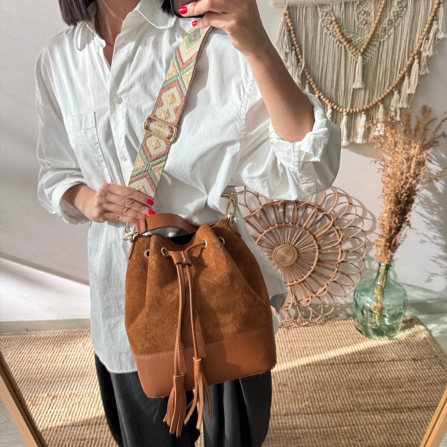 Bolso bucket serraje y piel camel grande pompón iniciales bordadas