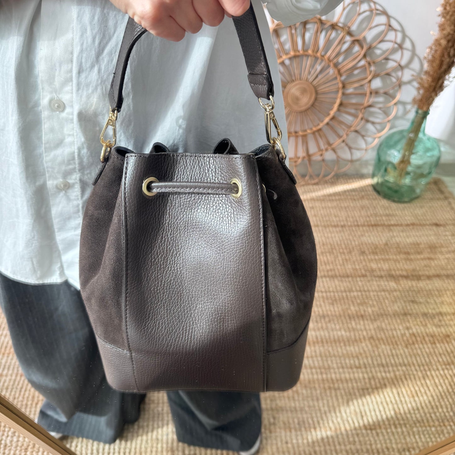 Bolso bucket serraje y piel marrón grande pompón iniciales bordadas