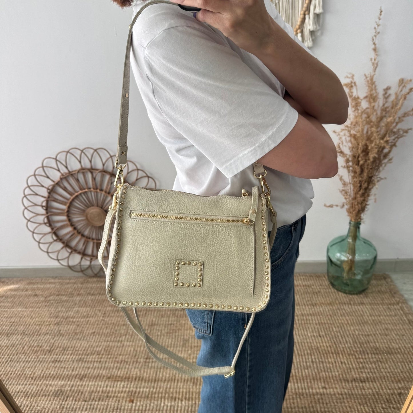 Bolso beige piel tachuelas doradas