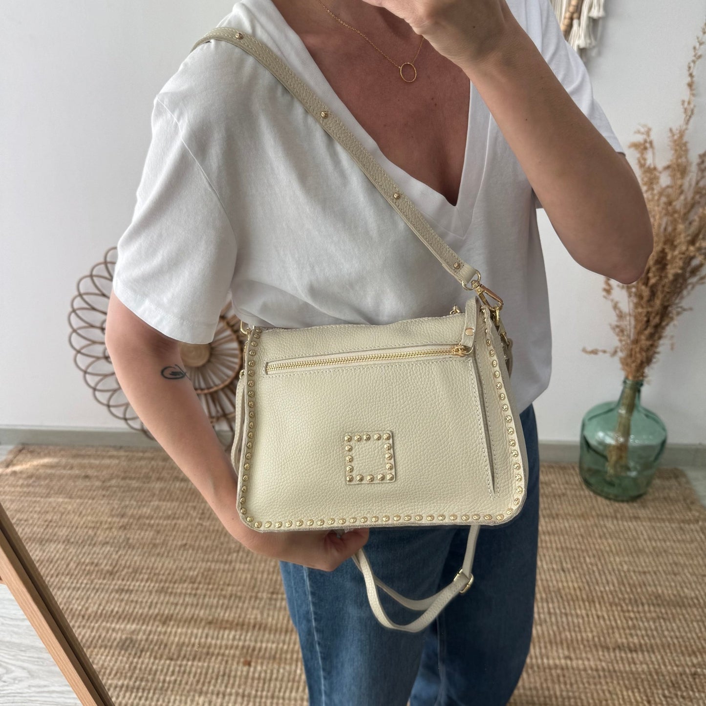 Bolso beige piel tachuelas doradas