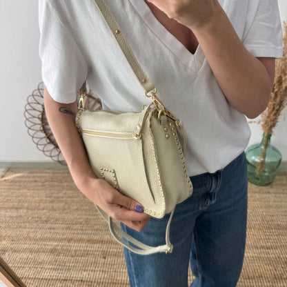 Bolso beige piel tachuelas doradas