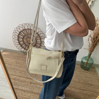 Bolso beige piel tachuelas doradas