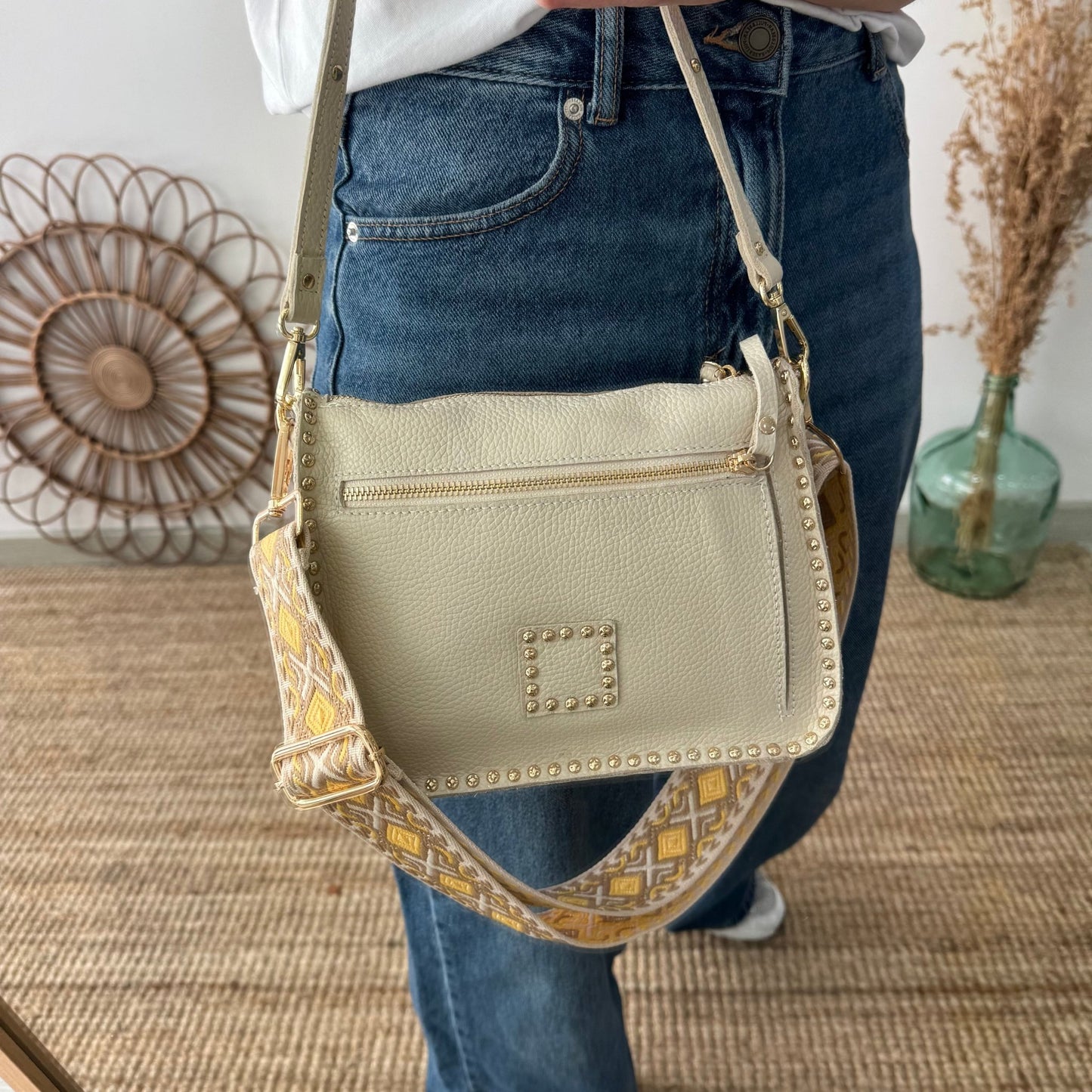 Bolso beige piel tachuelas doradas