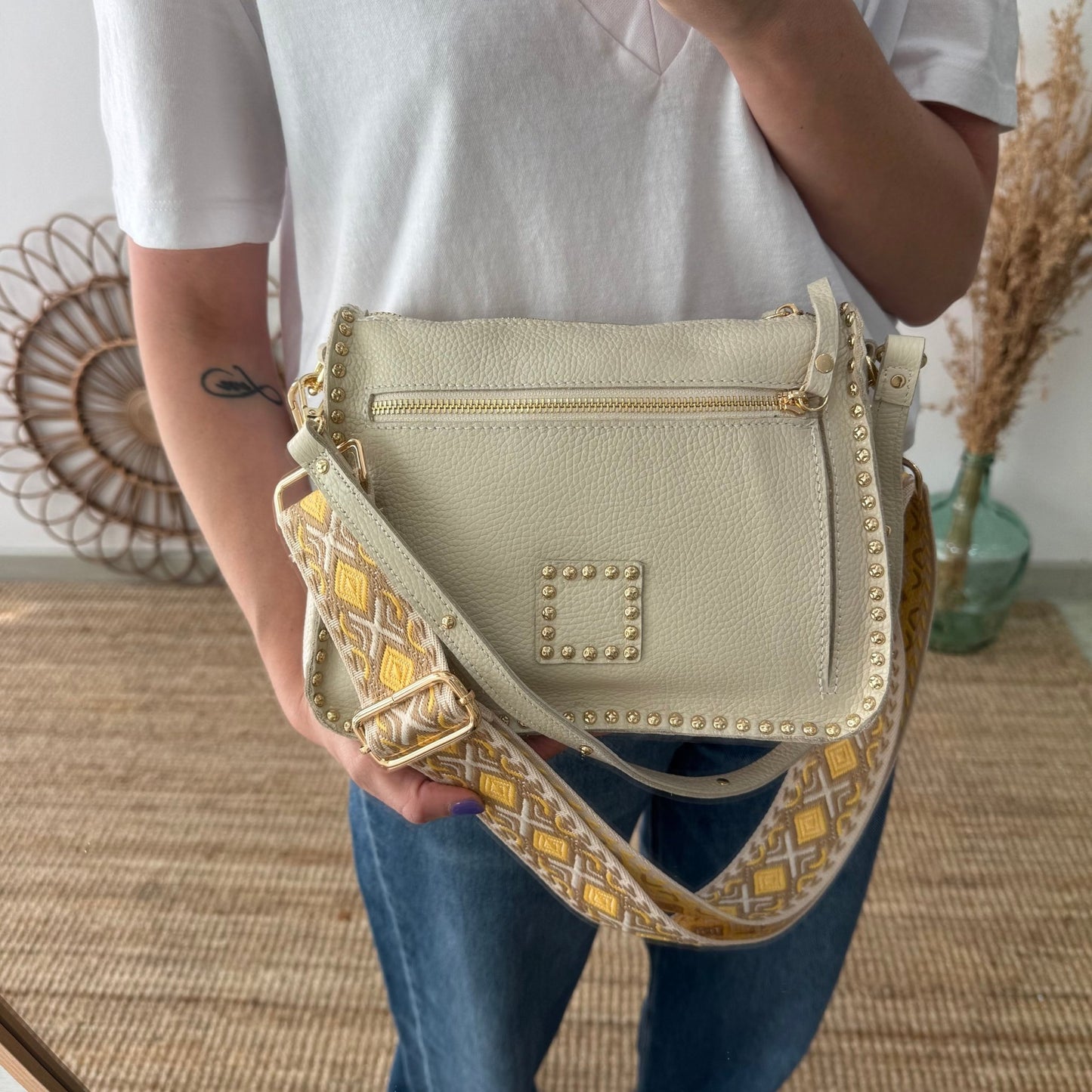 Bolso beige piel tachuelas doradas
