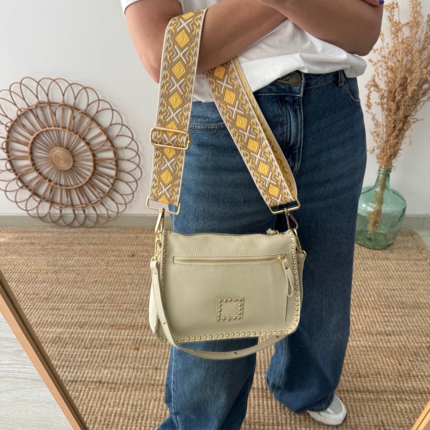 Bolso beige piel tachuelas doradas