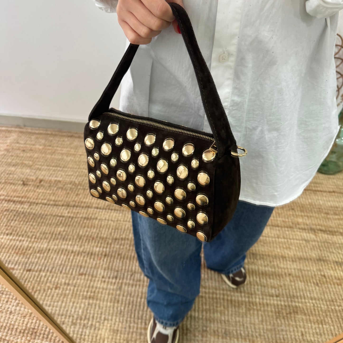 Bolso bowling marrón serraje tachuelas doradas
