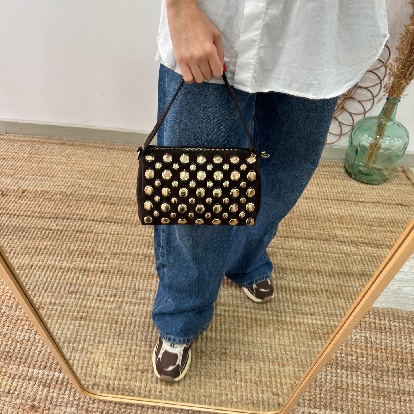 Bolso bowling marrón serraje tachuelas doradas