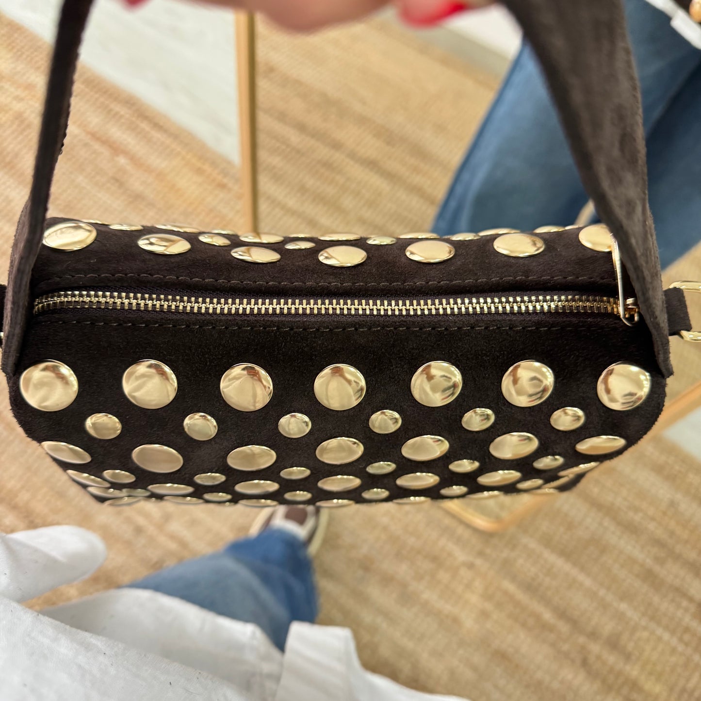 Bolso bowling marrón serraje tachuelas doradas