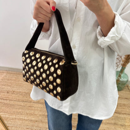 Bolso bowling marrón serraje tachuelas doradas