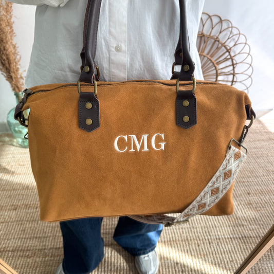 Bolso combinado ante y piel camel iniciales bordadas con correa étnica