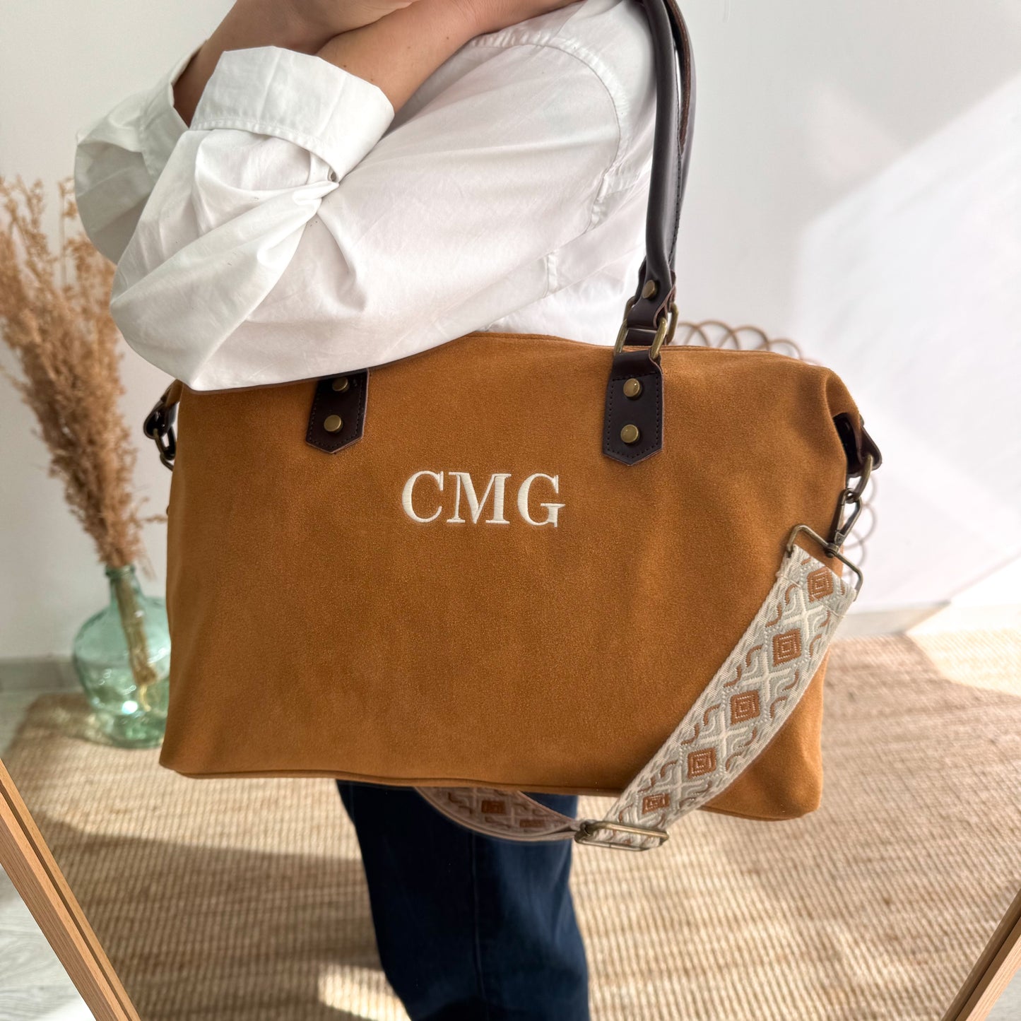 Bolso combinado ante y piel camel iniciales bordadas con correa étnica