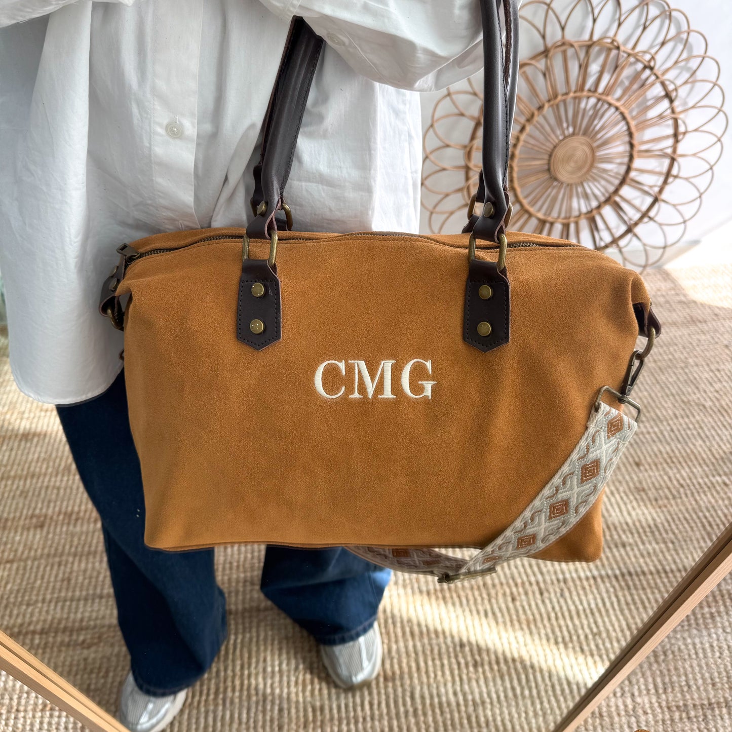 Bolso combinado ante y piel camel iniciales bordadas con correa étnica