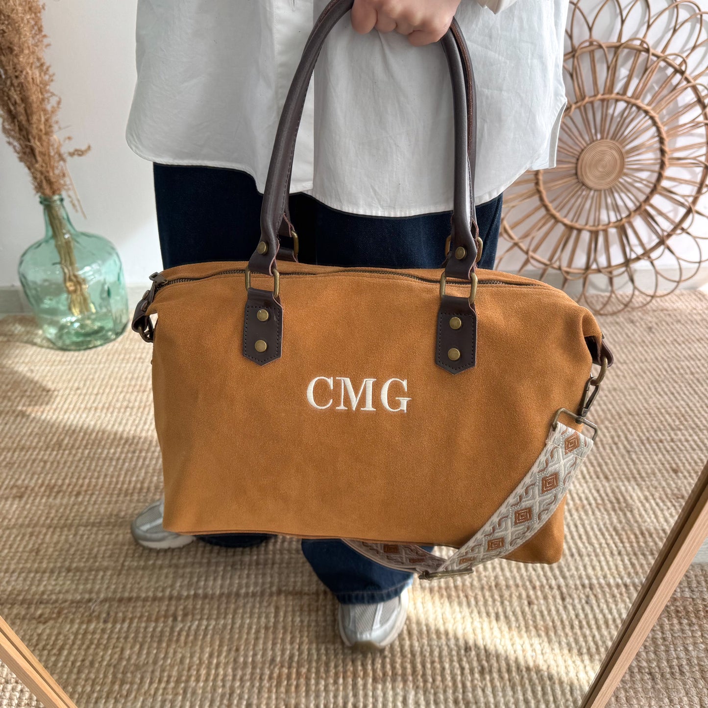 Bolso combinado ante y piel camel iniciales bordadas con correa étnica