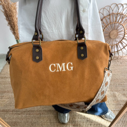 Bolso combinado ante y piel camel iniciales bordadas con correa étnica