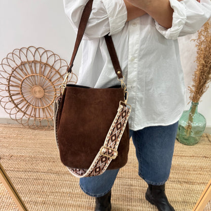 Bolso bucket serraje marrón iniciales bordadas