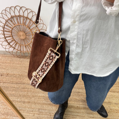 Bolso bucket serraje marrón iniciales bordadas