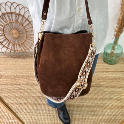 Bolso bucket serraje marrón iniciales bordadas