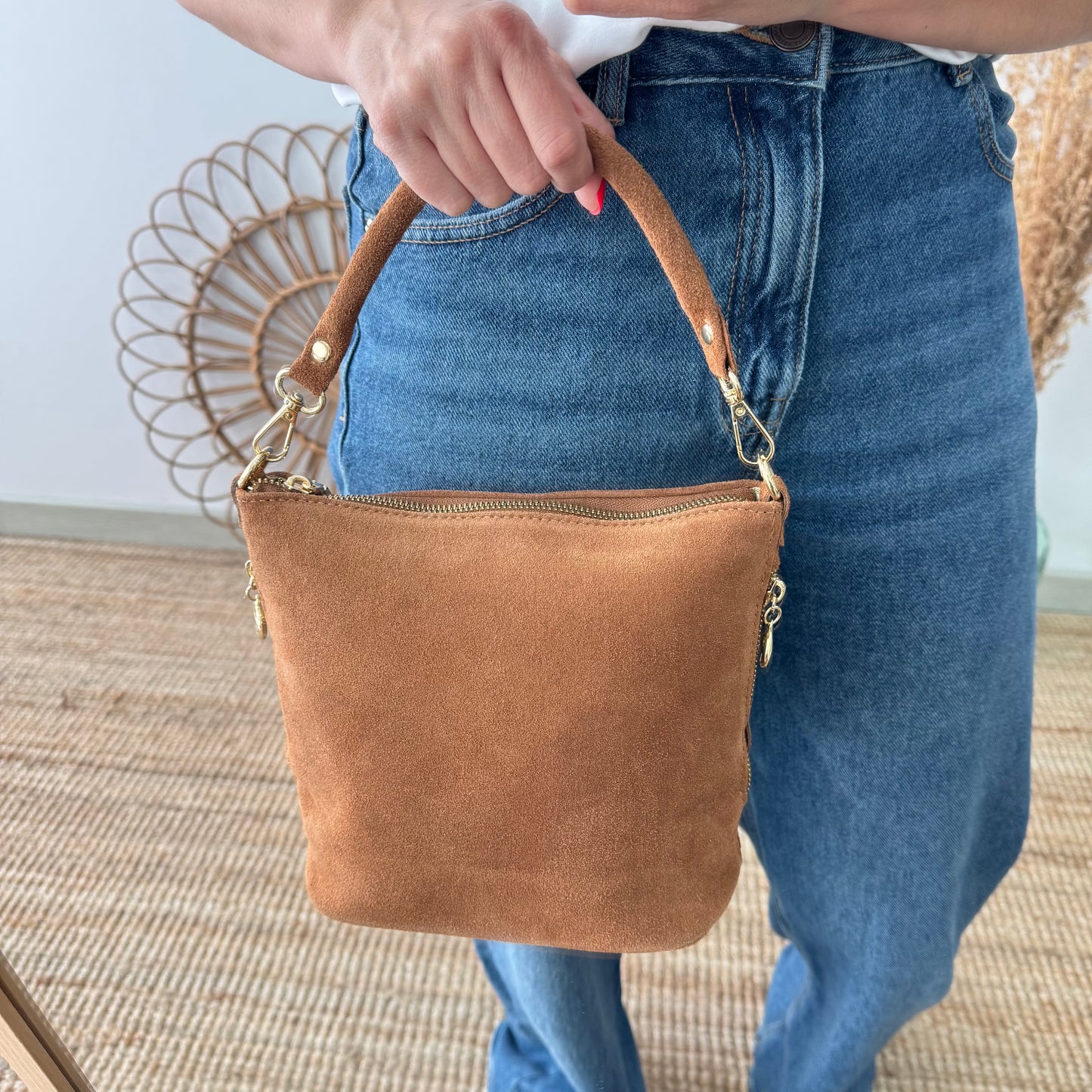 Bolso cremalleras serraje camel iniciales bordadas