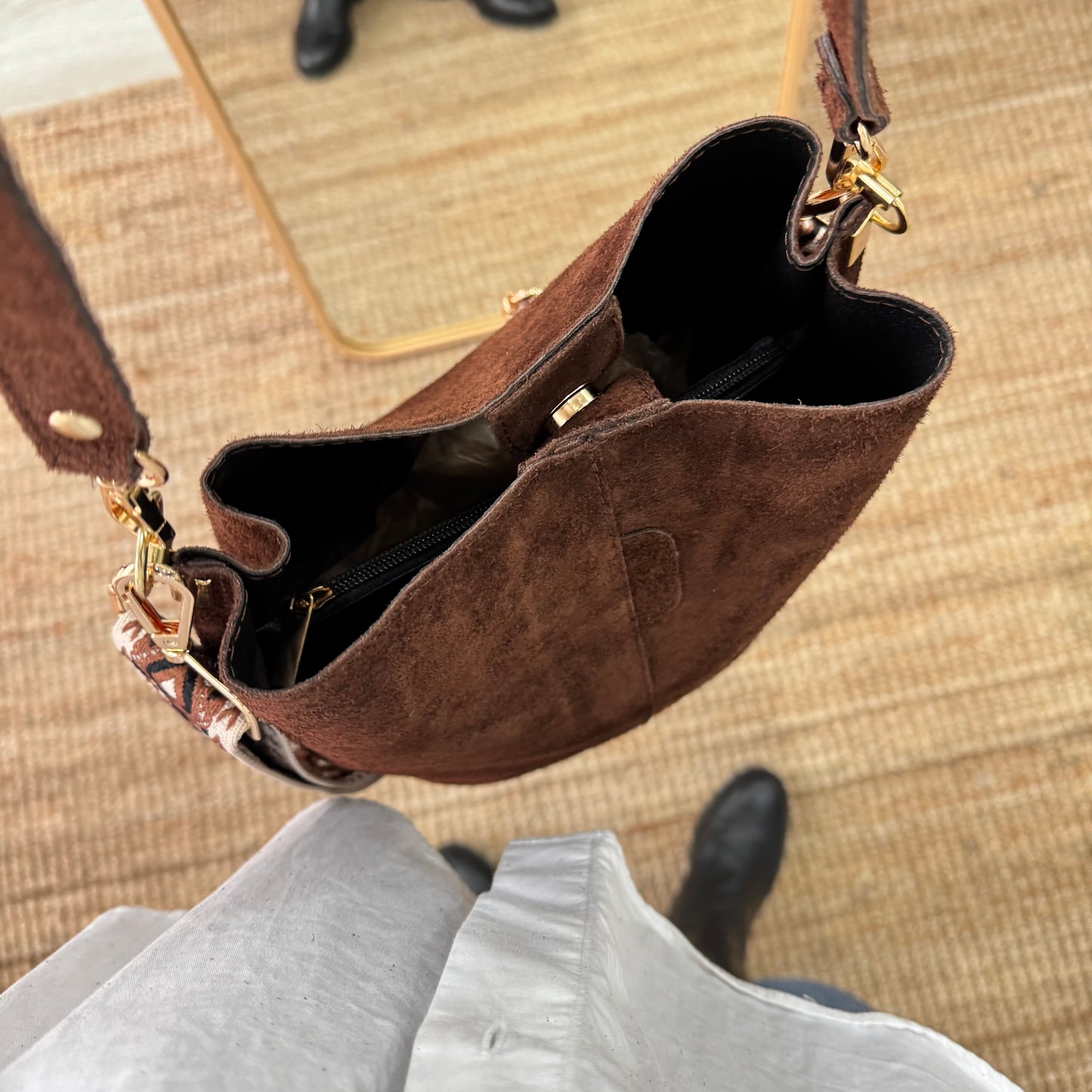 Bolso bucket serraje marrón iniciales bordadas