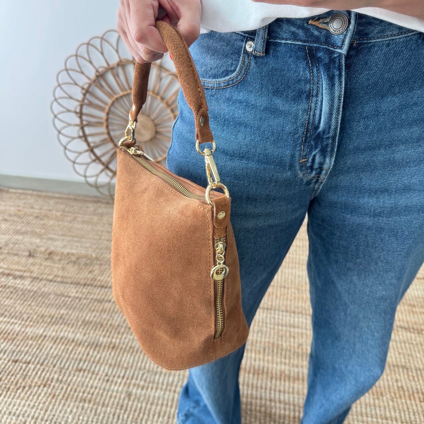 Bolso cremalleras serraje camel iniciales bordadas
