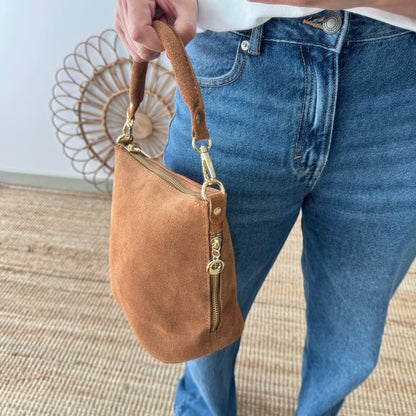 Bolso cremalleras serraje camel iniciales bordadas