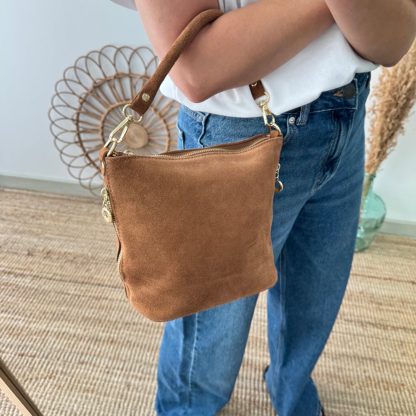 Bolso cremalleras serraje camel iniciales bordadas