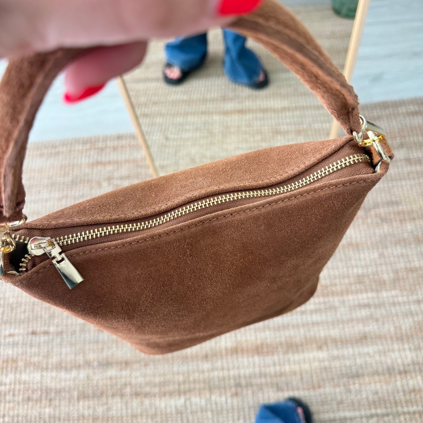 Bolso cremalleras serraje camel iniciales bordadas