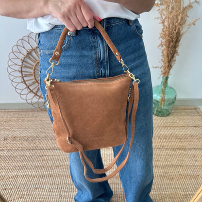 Bolso cremalleras serraje camel iniciales bordadas