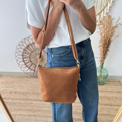 Bolso cremalleras serraje camel iniciales bordadas