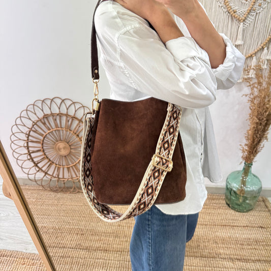 Bolso bucket serraje marrón iniciales bordadas