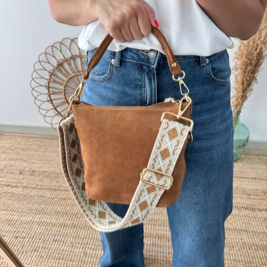 Bolso cremalleras serraje camel iniciales bordadas