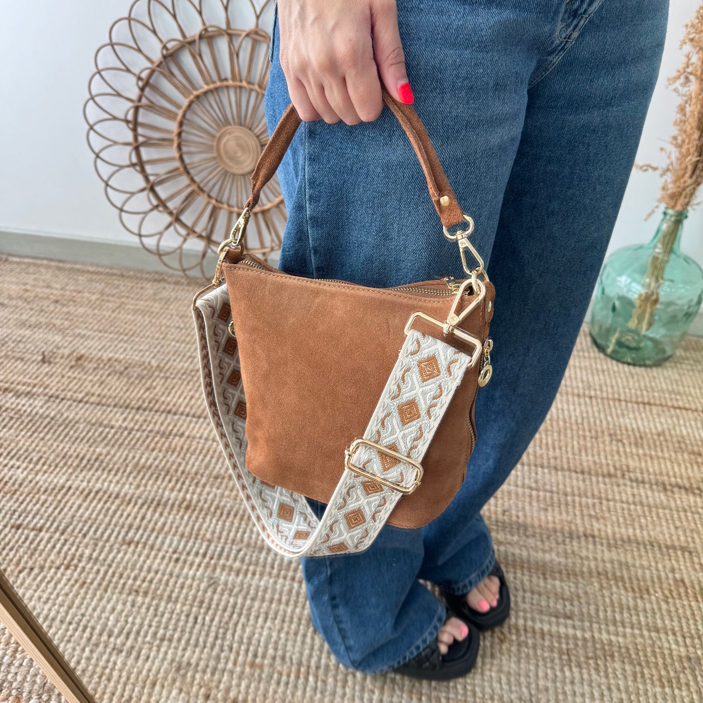 Bolso cremalleras serraje camel iniciales bordadas