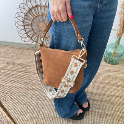 Bolso cremalleras serraje camel iniciales bordadas