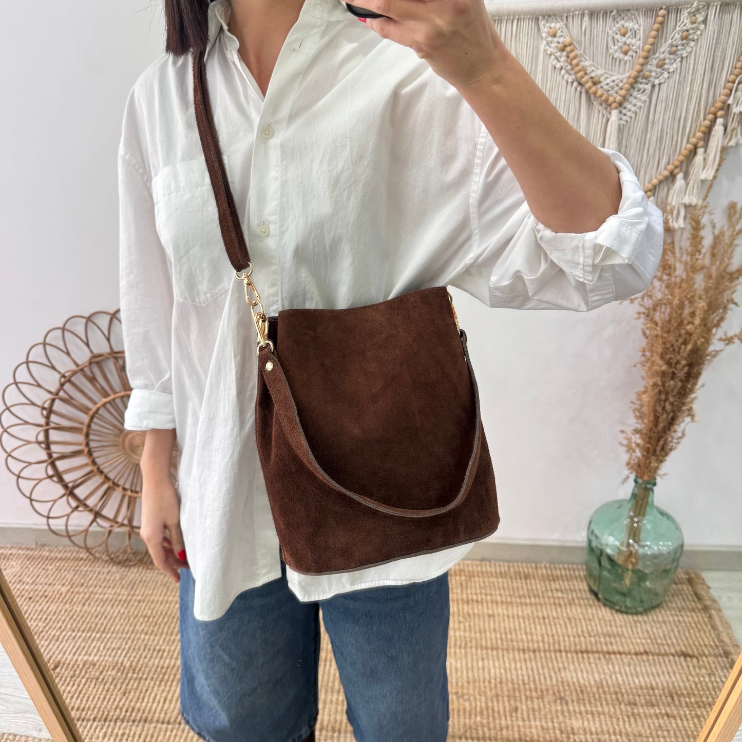 Bolso bucket serraje marrón iniciales bordadas