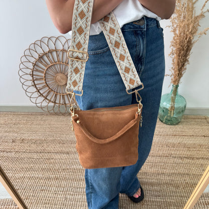 Bolso cremalleras serraje camel iniciales bordadas