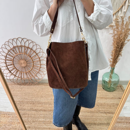 Bolso bucket serraje marrón iniciales bordadas